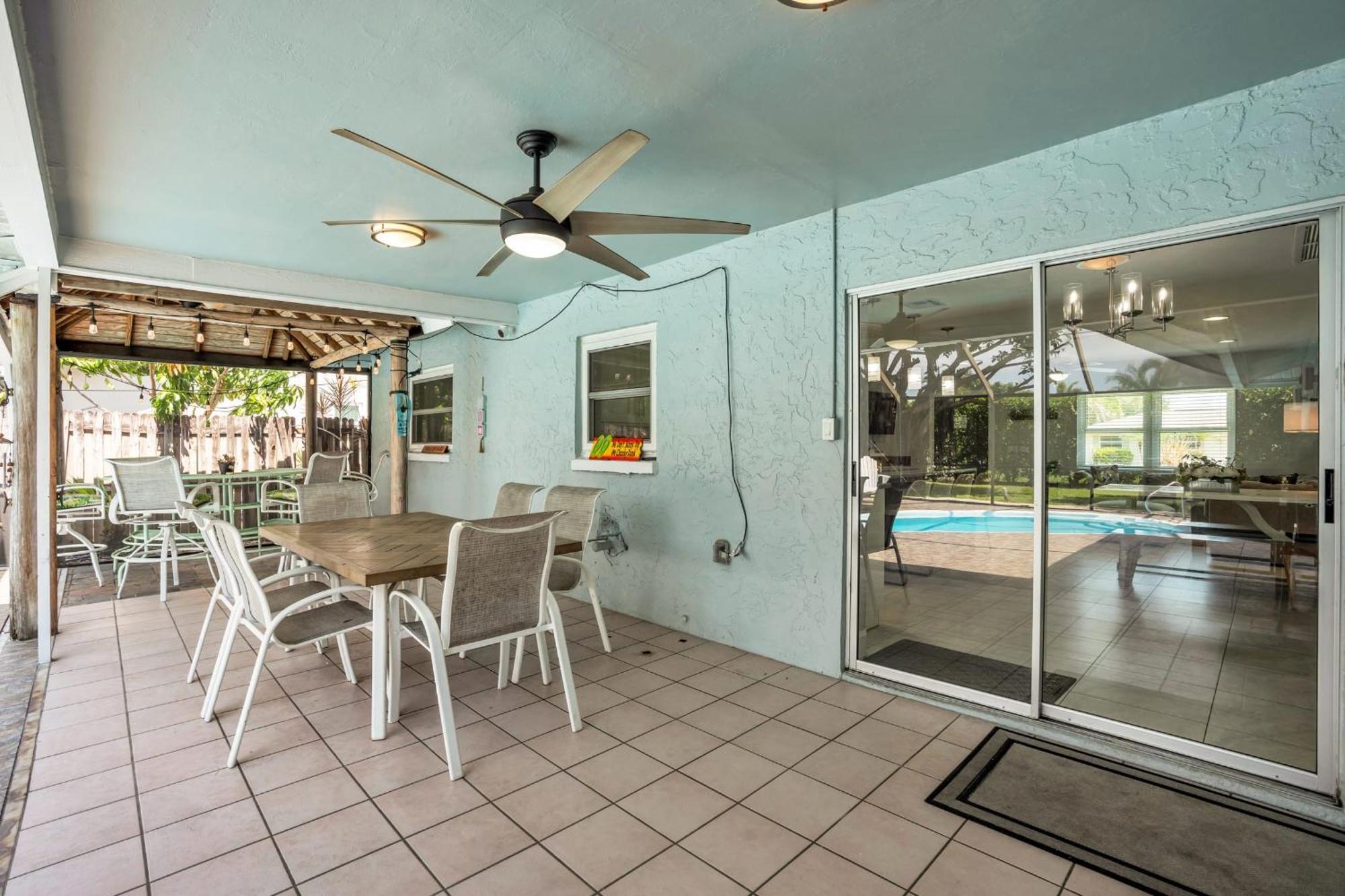 Salt Water Heated Pool Home With A Tiki Bar, A Garage Game Room And 4 Bikes Naples Exterior photo