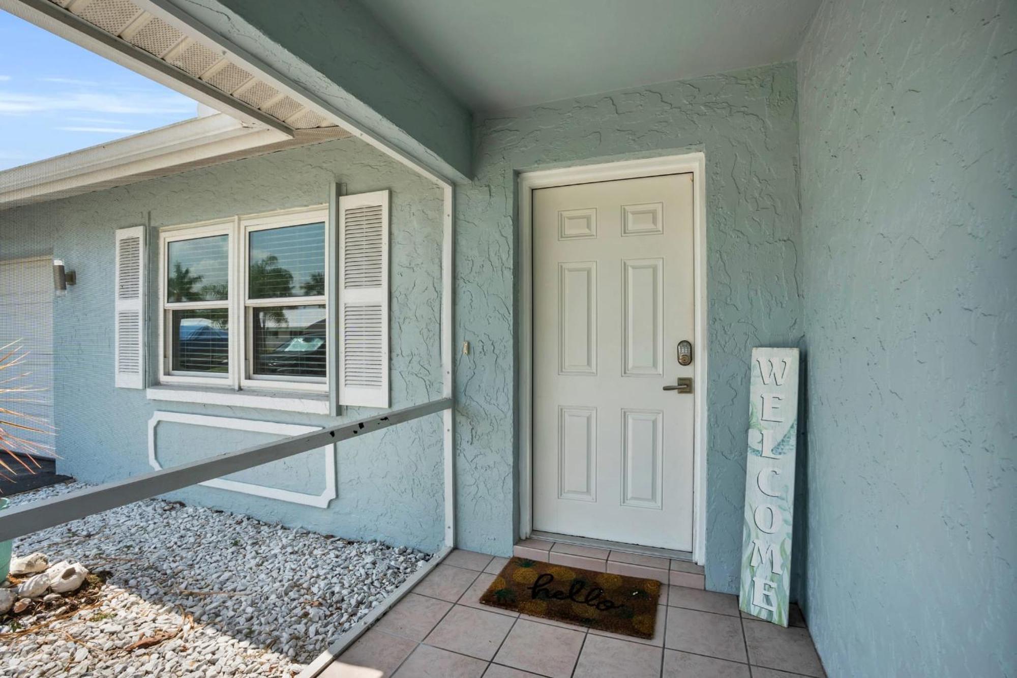 Salt Water Heated Pool Home With A Tiki Bar, A Garage Game Room And 4 Bikes Naples Exterior photo