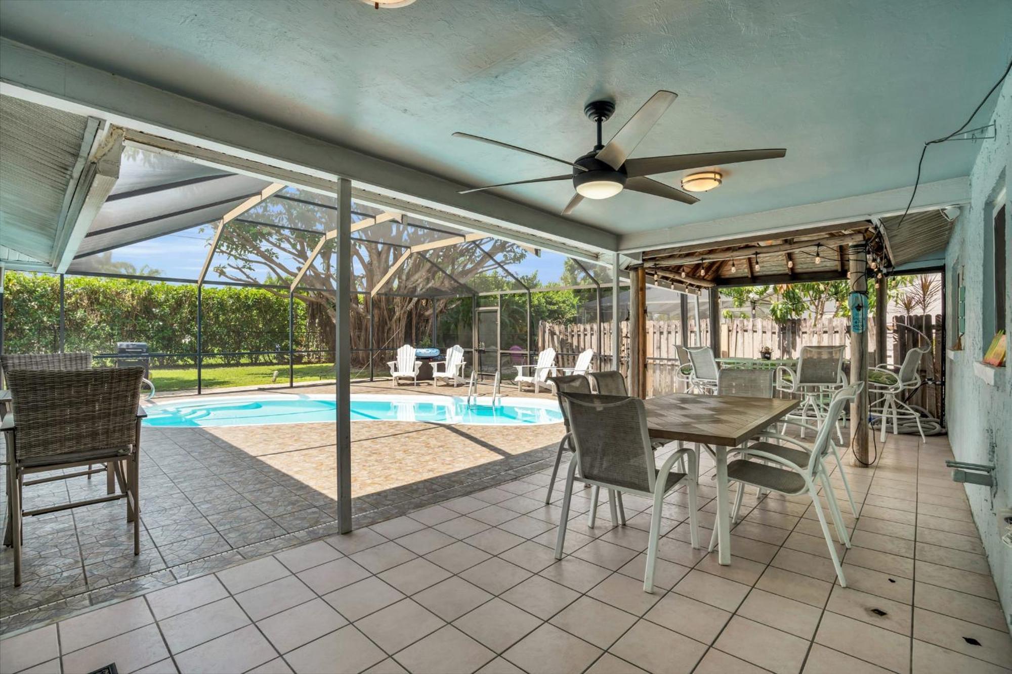 Salt Water Heated Pool Home With A Tiki Bar, A Garage Game Room And 4 Bikes Naples Exterior photo